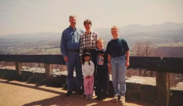 女嬰出生六天被遺棄街頭，經美國夫婦收養長大，20年後回國尋親