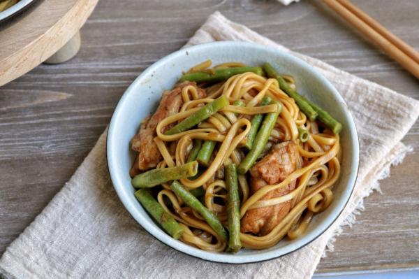 嫩到可以直接脫骨的排骨豆角燜面這樣做，湯汁濃郁，好吃得很