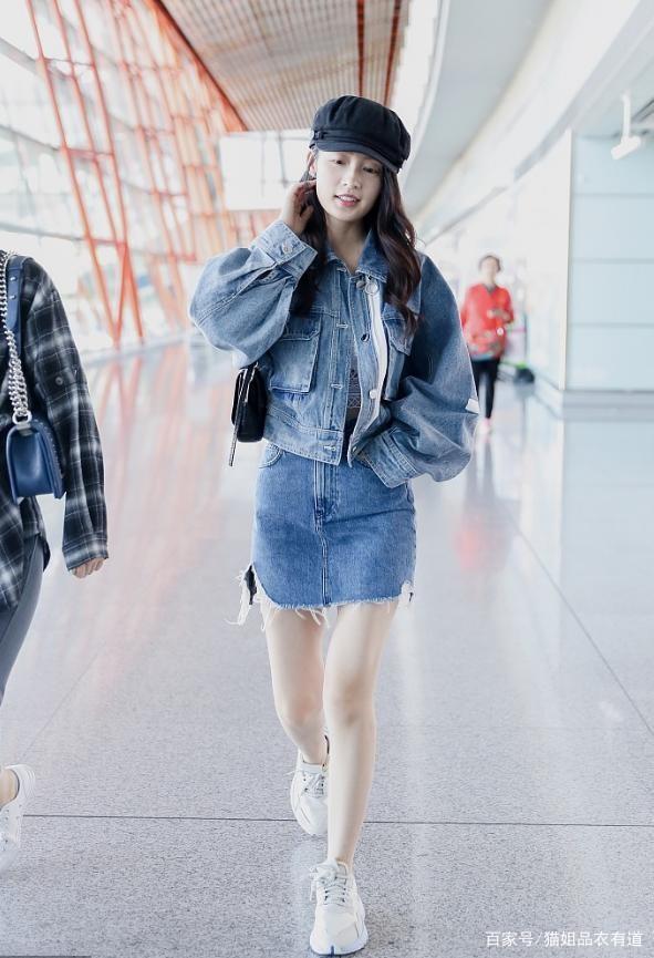 李沁挺會趕時髦,穿的半身裙像是嫌短,又拼上一截看著好個性 李沁挺會趕時髦,穿的半身裙像是嫌短,又拼上一截看著好個性