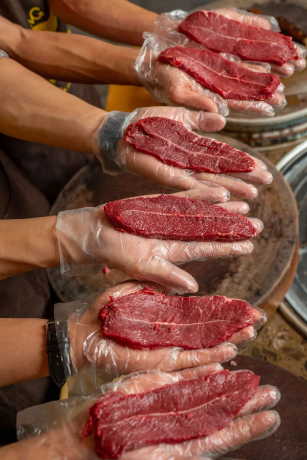 彌勒的“野蠻”牛肉館，用刀叉吃肉，蘸水秘方200萬都不賣