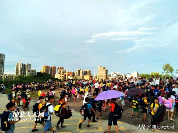 放學了,浦北金浦新區校外大軍集合,開啟接娃模式真熱鬧 放學了,浦北金浦新區校外大軍集合,開啟接娃模式真熱鬧