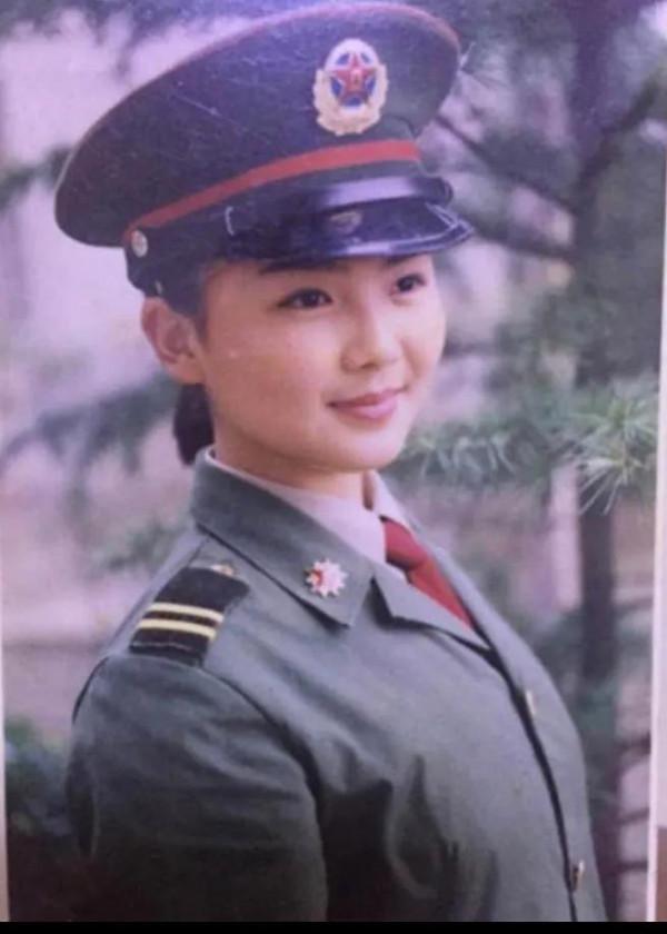 她們曾是軍人,身穿軍裝英姿颯爽,今是明星禮服著裝氣質優雅大方 她們曾是軍人,身穿軍裝英姿颯爽,今是明星禮服著裝氣質優雅大方