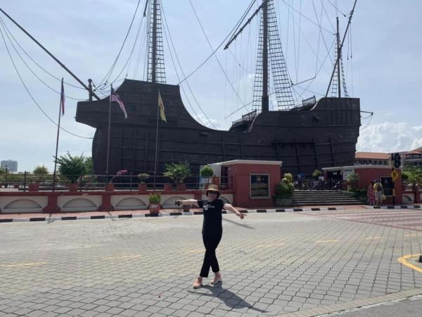 回憶是條悠長的海岸線，風平浪靜的馬六甲海峽