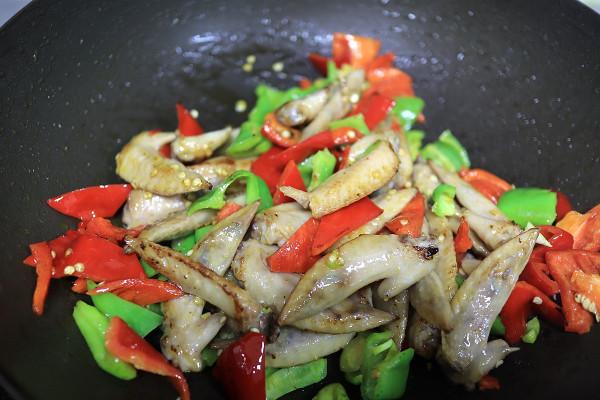 追劇零食，滑嫩解饞的辣椒炒雞翅尖，只要幾滴油營養美味不油膩