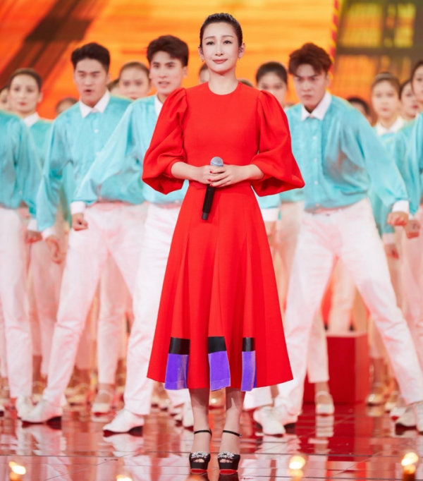 國慶晚會明星造型：劉嘉玲美豔開場，朱一龍寸頭獻唱，劉濤甜美