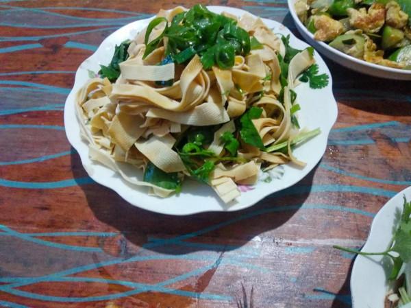 中秋小長假幫老丈人幹農活，丈母孃做了6個菜，兒子:農家飯太香了