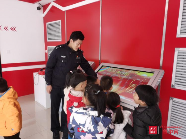 萌娃走進東嶽警務室安防體驗館