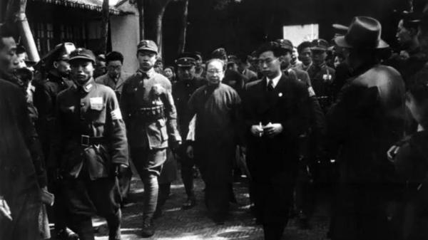 被美人計策反的司令員,因求助戰友曝光蹤跡,被送公審判刑才知悔改