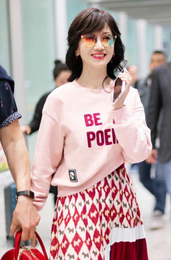 趙雅芝真鍾情於少女風，穿粉嫩衛衣配狗狗裙，與丈夫同框像兩代人