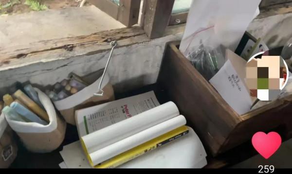 嚮往的生活5蘑菇屋現狀，圖書館被廢棄，屋裡一片狼藉，木屋發黴