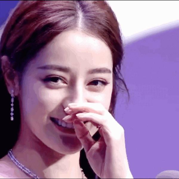 迪麗熱巴一害羞就捂嘴笑，巧笑倩兮，美目盼兮