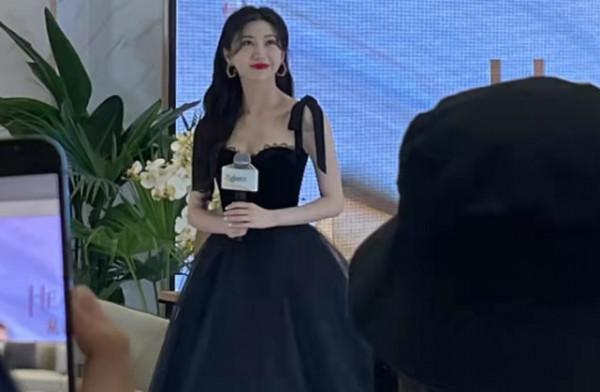 33歲景甜穿黑裙現身活動，生圖被贊人間富貴花，“嬰兒肌”搶鏡