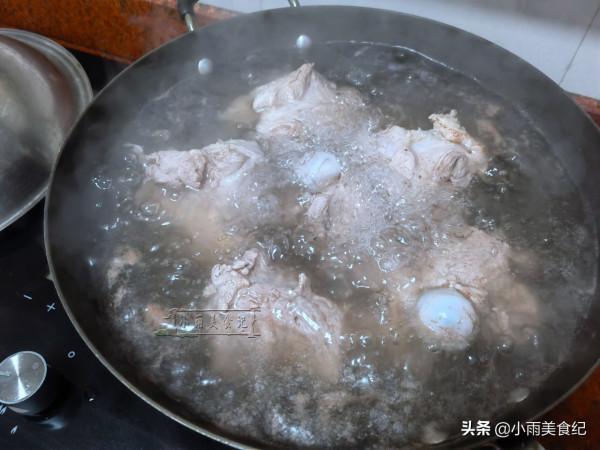 小時候在農村，一殺豬就等著吃這一口，什麼調料都不加，原汁原味