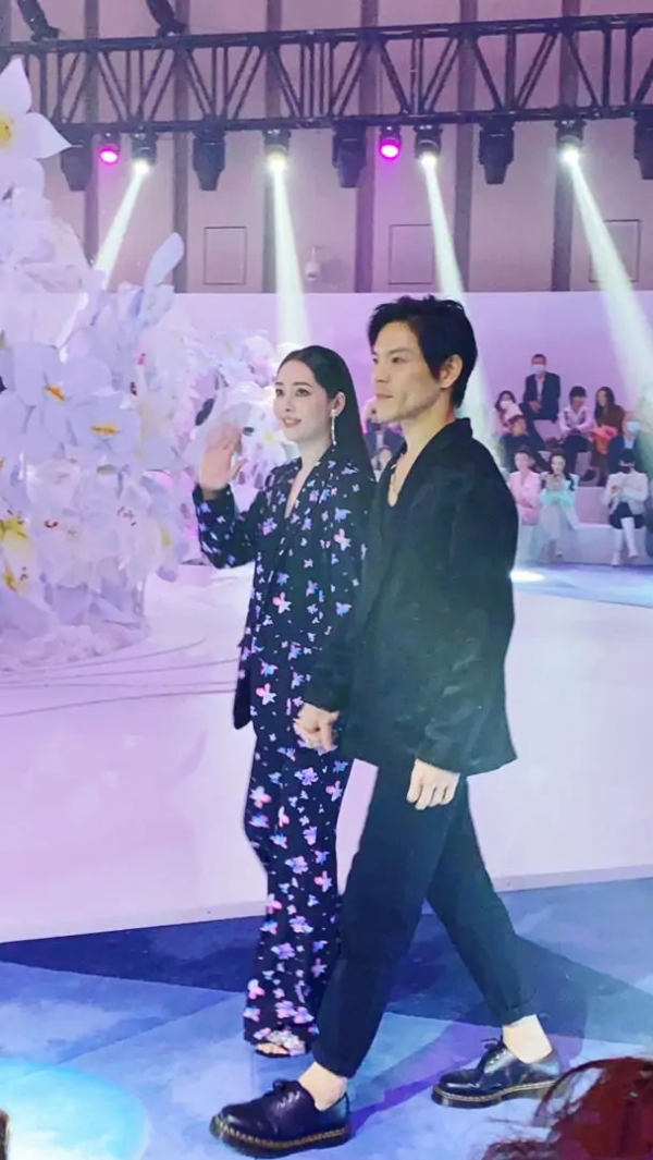 郭碧婷越來越像婆婆向太,穿印花西裝配大背頭,連氣質都一樣了 郭碧婷越來越像婆婆向太,穿印花西裝配大背頭,連氣質都一樣了