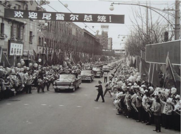 毛主席會見坦尚尼亞總統尼雷爾，閒聊時開玩笑：你們那野獸很多吧