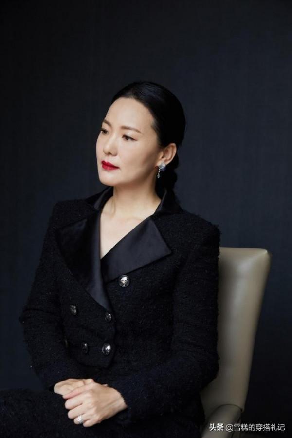 有肚子的女人放棄&OpenCurlyDoubleQuote;塞衣角&rdquo;吧！瞧詠梅的藏腹穿法，顯瘦又時髦