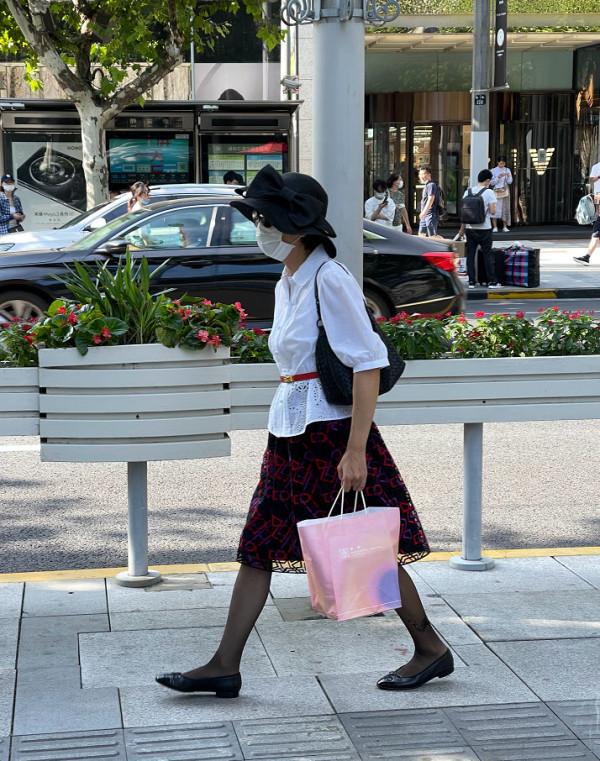 等我老了,也要像上海阿姨這樣穿!白襯衣配黑色短裙,簡直潮爆了 等我老了,也要像上海阿姨這樣穿!白襯衣配黑色短裙,簡直潮爆了