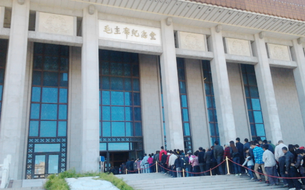 77年，毛主席紀念堂開門當天爆滿，中央：以後每天只開4小時