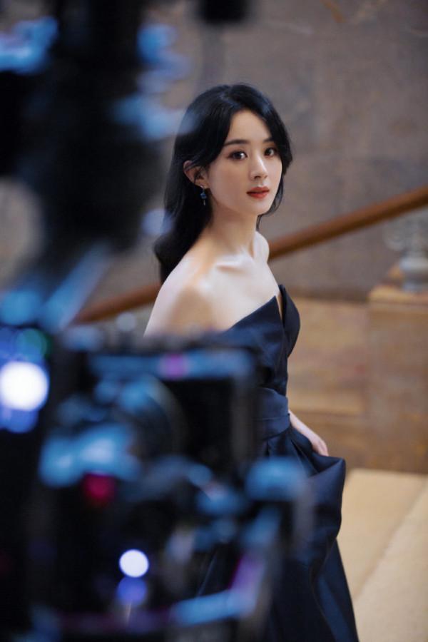 趙麗穎風格大轉變!穿抹胸藍裙美成女王,優雅知性風太適合她了 趙麗穎風格大轉變!穿抹胸藍裙美成女王,優雅知性風太適合她了