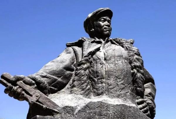 1964年，毛主席請王進喜吃飯，桌上共有12道菜，但他為何沒吃飽？