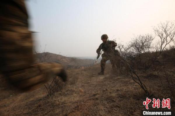武警第一機動總隊某支隊：紅藍實兵對抗 訓練場上“戰味”濃