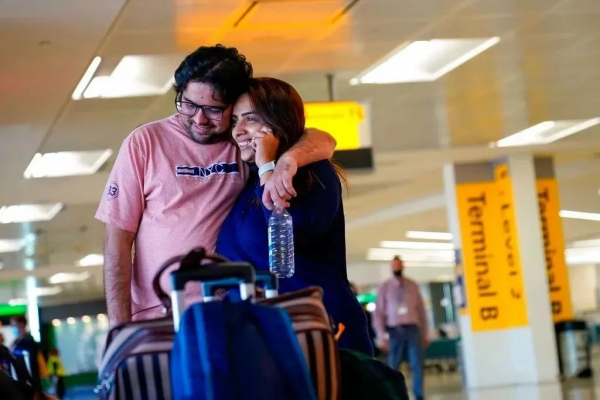 美國解除33國旅行禁令！重開國門邊境排隊，航班爆滿