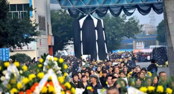 空軍英烈餘旭同志墓，四季鮮花環繞，墓前還放著殲十戰機模型
