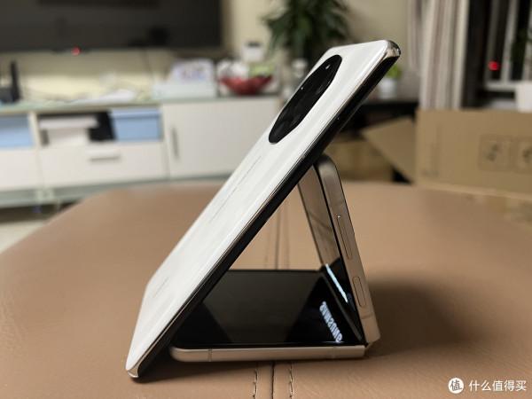 上握華為Mate40Rs，下持三星 Galaxy Z Flip3，效能與顏值兼得的快樂