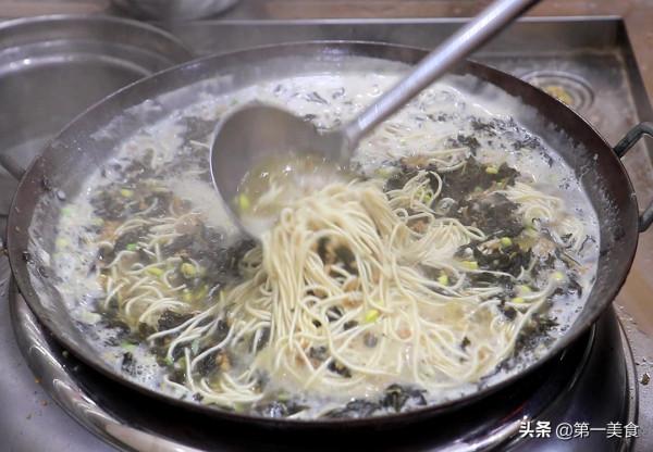 在家也能當大廚，河南特色芝麻葉的正宗做法，勁道爽滑，湯濃味香