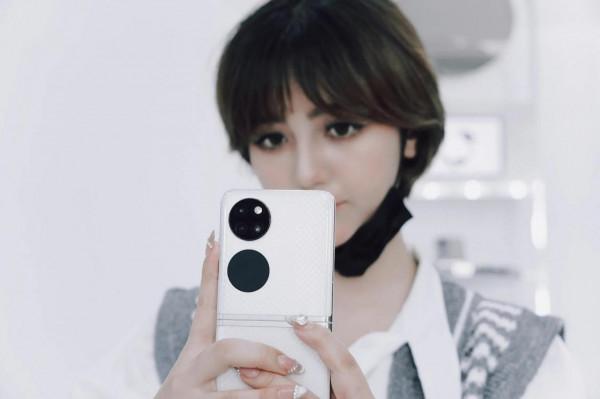 小姐姐上手華為P50Pocket 哪個配色是你的菜？