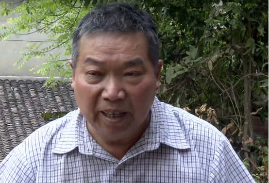 65歲老人給自己辦活人葬禮，挖好墓穴等著下葬，全村人為他送終