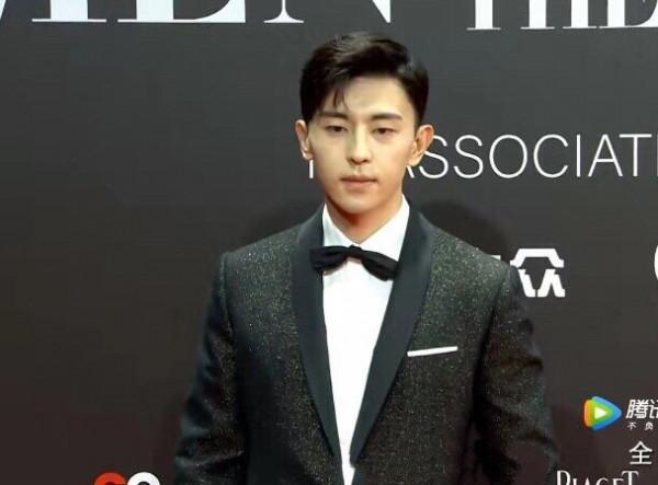 還以為鄧倫坐樹上了,盤點鄧倫那些搞笑的錯位神圖 還以為鄧倫坐樹上了,盤點鄧倫那些搞笑的錯位神圖