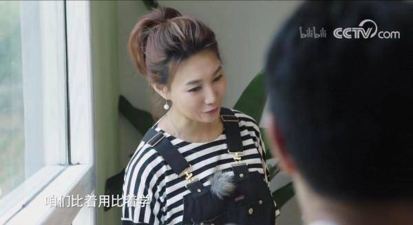 李梓萌私下真洋氣，扎高馬尾和新聞裡差距好大，穿揹帶褲哪像43歲