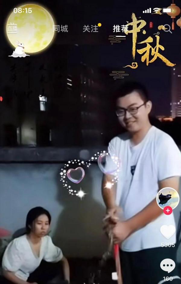 這個小孩看上去很乖，但卻很會思考