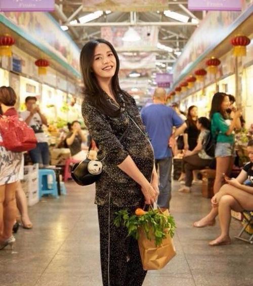 明星買菜：胡歌騎腳踏車，芹菜裝滿車筐，趙麗穎邊嘗邊買塞滿一嘴