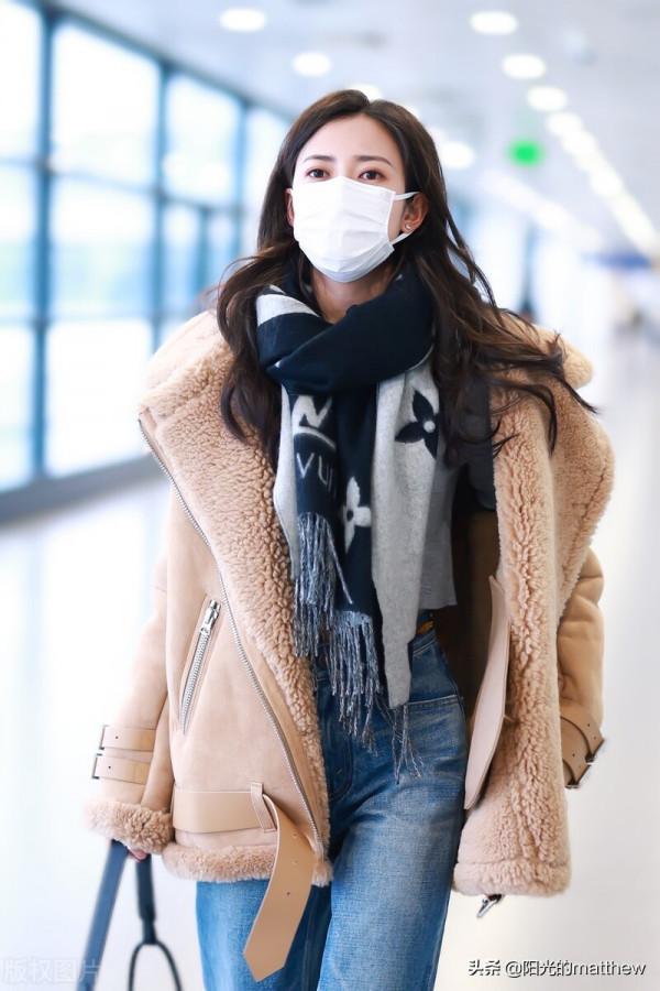 陳鈺琪身著翻毛皮大衣搭淺色牛仔褲簡單大方又不失時尚風格
