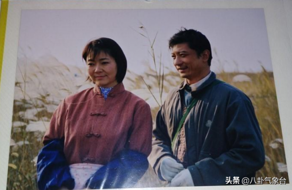 《闖關東》薩日娜：38歲演“文他娘”，結婚30年丈夫甘當“煮夫”