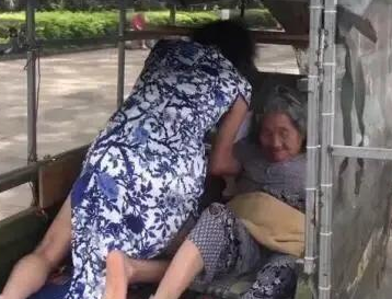 52歲男人穿旗袍20年,只為母親開心,“等娘死後,我再換回男裝” 52歲男人穿旗袍20年,只為母親開心,“等娘死後,我再換回男裝”