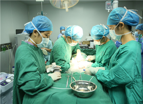 產婦突發羊水栓塞，危急時刻，醫生用一根尿管救了她一命