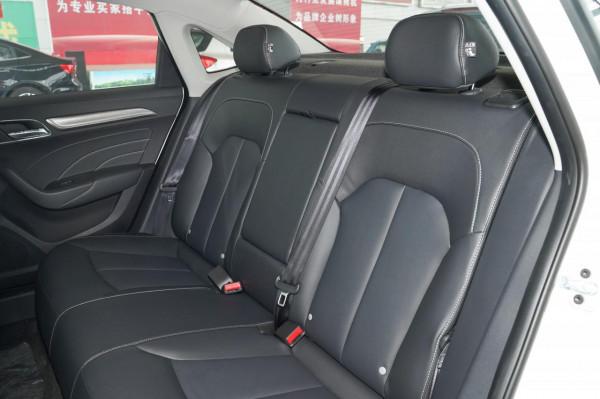 軸距2715mm配1&period;6L動力，十萬級轎車榮威i6解析，它有什麼優缺點？