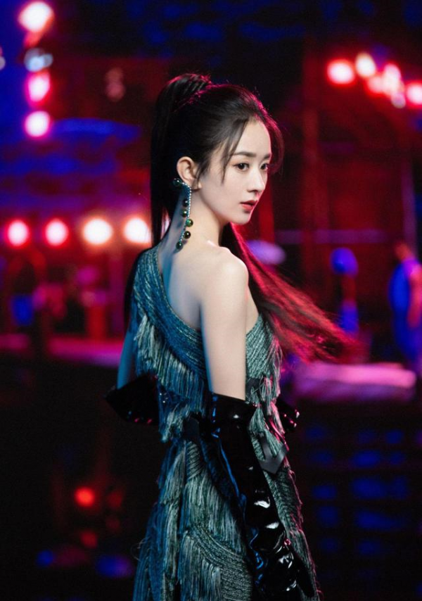 在迪士尼遊玩的趙麗穎公主，美嗎？