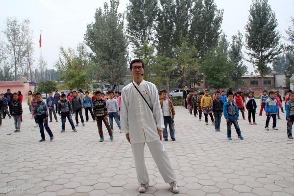 “中指領勁，還是食指領勁”？楊氏太極拳起勢的教學細節