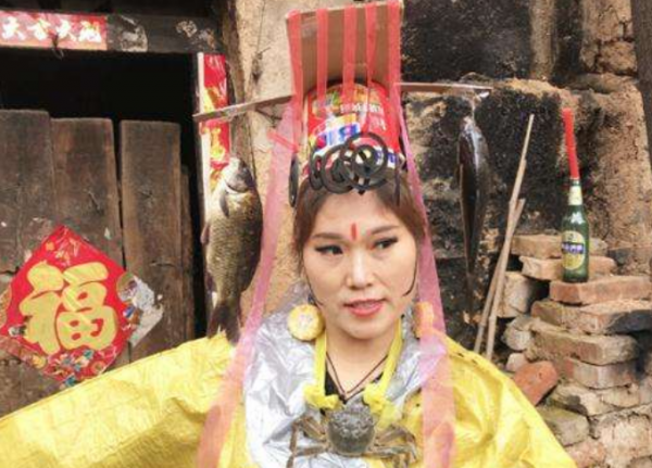 河南一女子模仿武則天，泡麵當王冠，麻袋做龍袍，23家公司求籤約