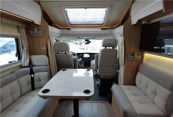 金冠賓歌CX500小額頭房車，軍工品質舒享溫情