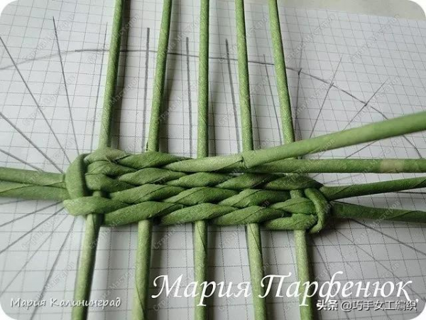 舊報紙雜誌不要扔，捲成紙棍這樣編，收納太強大了