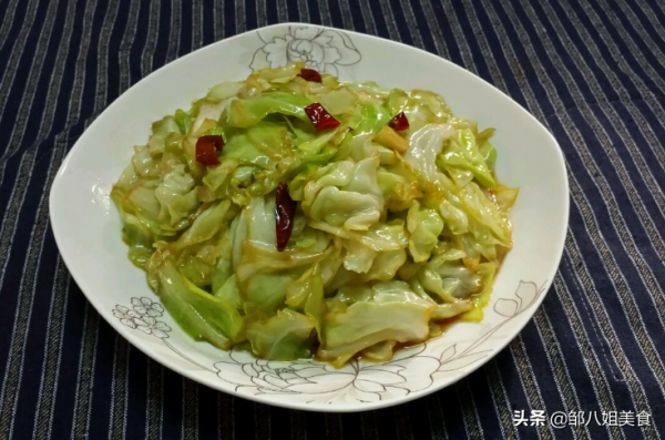 炒包菜切了就炒不好吃，記住炒前加2步，包菜好吃又健康，下飯香