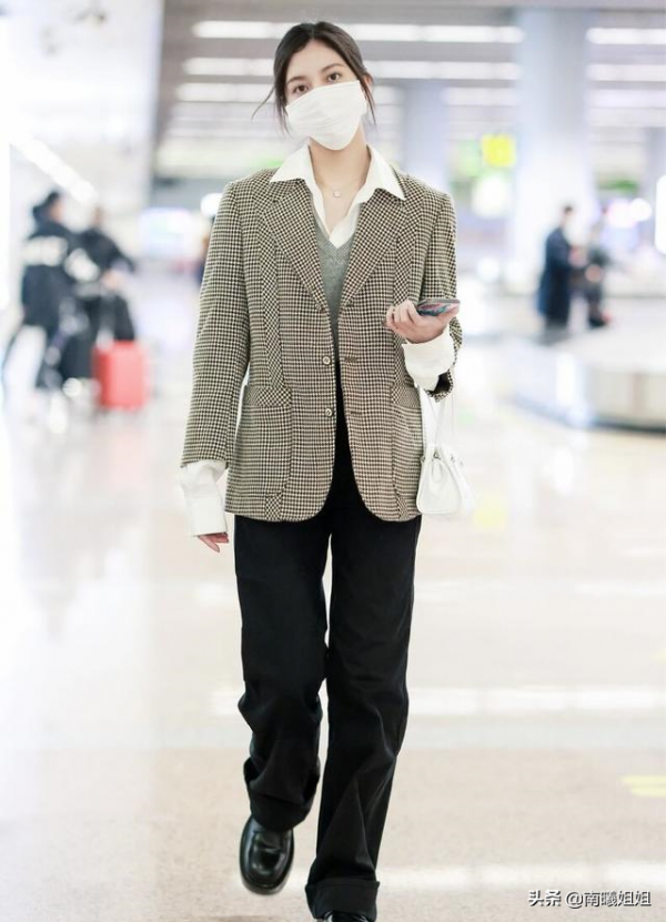 怪不得時尚精都不穿小白鞋了，今年“布洛克鞋”火了，舒適還高階