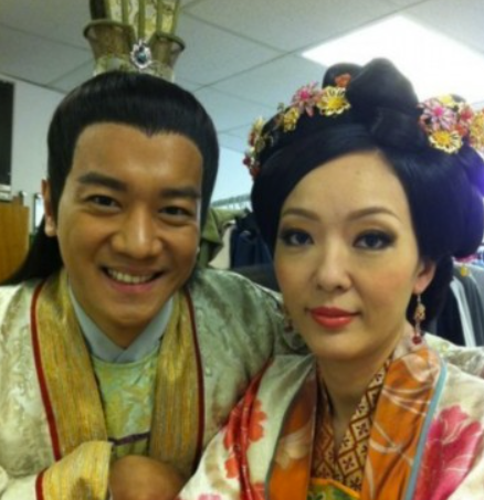 蔡少芬一家住80平公寓，熊黛林家玩具沒地放，她47歲跟母親擠破屋