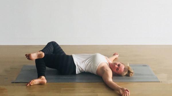 腰背疼痛關節不適,試試這些瑜伽體式,安全的伸展腰背 腰背疼痛關節不適,試試這些瑜伽體式,安全的伸展腰背