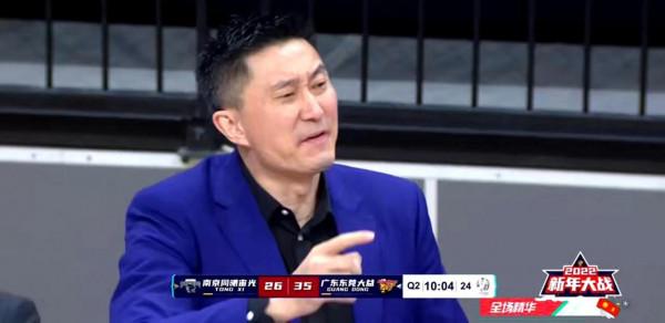 面對弱旅，易建聯玩嗨了，球霸劉權標一打五，徐昕單手劈扣